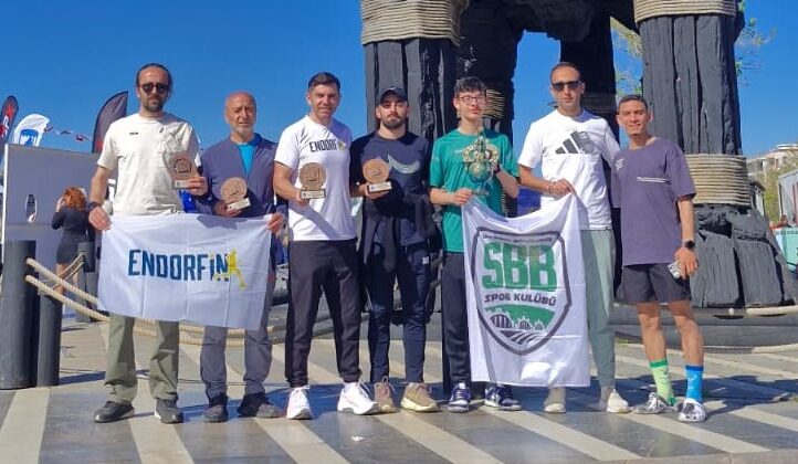 Büyükşehir sporcuları zorlu maratondan madalyayla döndü