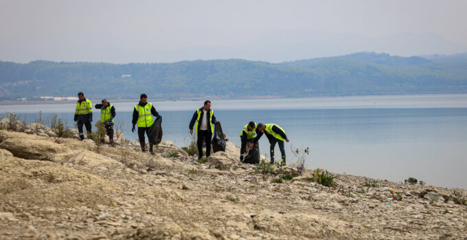 Sapanca Gölünden tonlarca atık topladılar