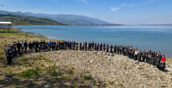 Gönüllü Öğrenciler 85 torba atığı göle karışmadan topladı