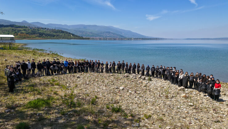 Gönüllü Öğrenciler 85 torba atığı göle karışmadan topladı