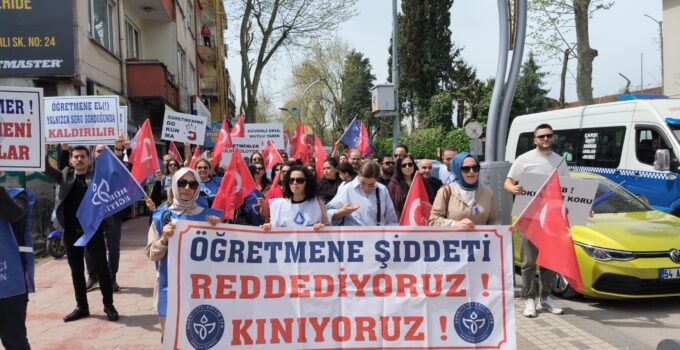 Sakarya’da binlerce eğitimci ‘can güvenliği’ talebiyle Demokrasi Meydanı’nda toplandı