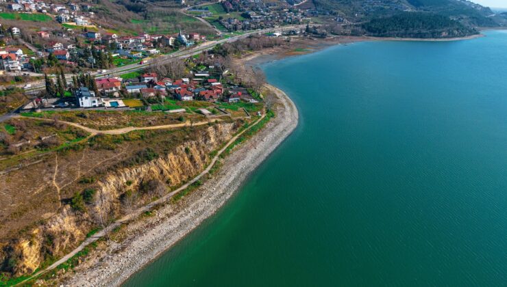 Sapanca Gölü kıyısında kaçak iskeleler için vatandaşa tebligatlar ulaştırılıyor