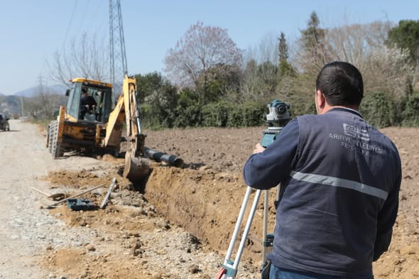 Ardıç Sokak ve çevresinde yağmur suyu altyapı çalışmaları devam ediyor.