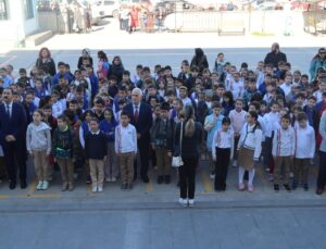 Arifiye İlkokulunu ziyaret ederek bayrak törenine katıldı