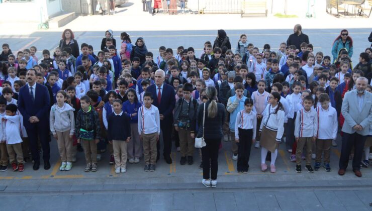 Arifiye İlkokulunu ziyaret ederek bayrak törenine katıldı