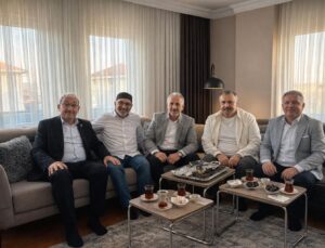 Umre ziyaretinden dönen Bekir Öztunç’u ziyaret ettiler