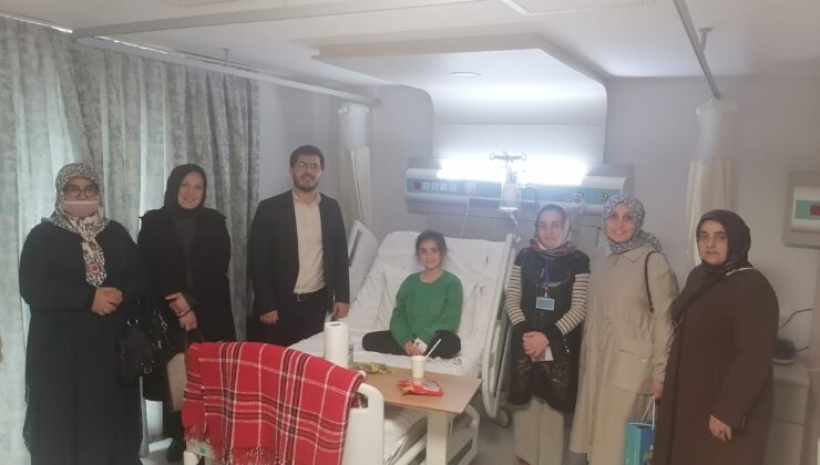 23 Nisan coşkusunu tedavi gören çocuklar ile paylaştılar.