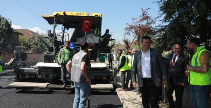 Akyazı’da başlayan asfalt sezonu çalışmalarını Başkan Karakullukçu yerinde inceledi