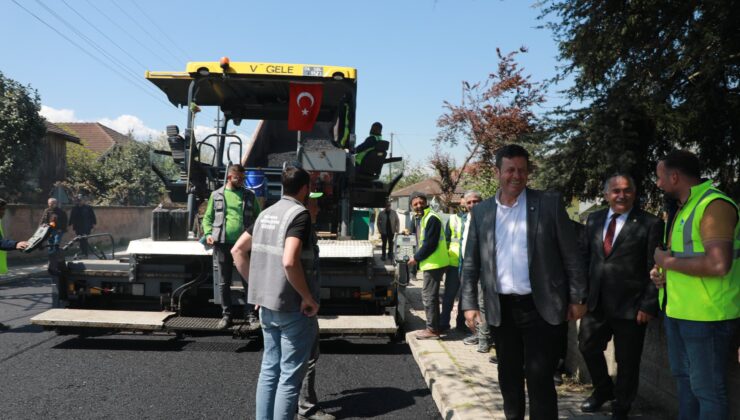 Akyazı’da başlayan asfalt sezonu çalışmalarını Başkan Karakullukçu yerinde inceledi