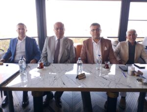 Aralarında bir süredir kırgınlık olan iki başkan toplantıda barıştı