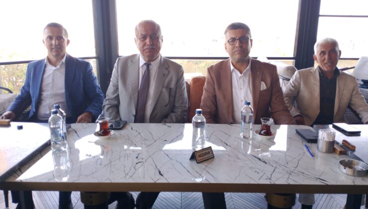 Aralarında bir süredir kırgınlık olan iki başkan toplantıda barıştı