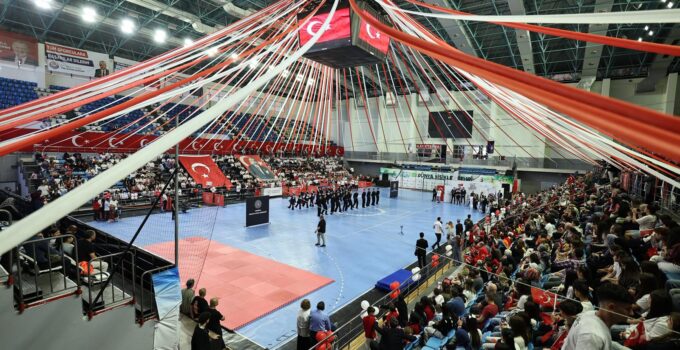 19 Mayıs çeşitli etkinlikler ve gösterilerle kutlandı.