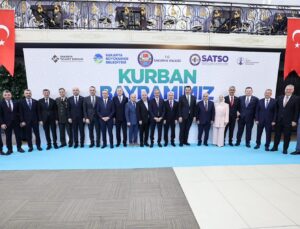 Başkan Alemdar,Şehir protokolü ve vatandaşlarla bayramlaştı.