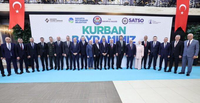 Başkan Alemdar,Şehir protokolü ve vatandaşlarla bayramlaştı.