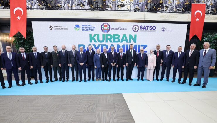 Başkan Alemdar,Şehir protokolü ve vatandaşlarla bayramlaştı.