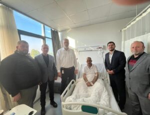 Başhekim Uz. Dr. Vahap Uğurlu ile hastaları  ziyaret ettiler.