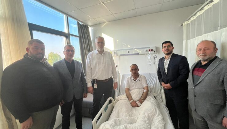 Başhekim Uz. Dr. Vahap Uğurlu ile hastaları  ziyaret ettiler.