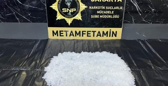 Yüzlerce gram metamfetamin ile Arifiye’de yakalandılar!