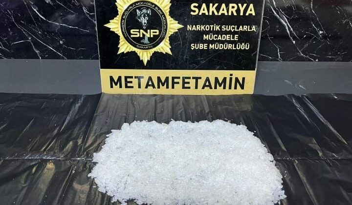 Yüzlerce gram metamfetamin ile Arifiye’de yakalandılar!