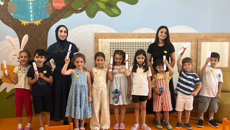 Arifiye İlçe Halk Kütüphanesinde mezuniyet coşkusu bir başka yaşandı.