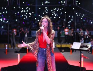 Öykü Gürman binlerce seyirciye unutulmaz bir gece yaşattı.