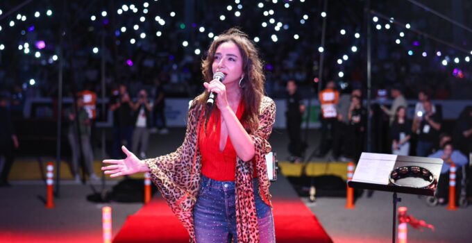 Öykü Gürman binlerce seyirciye unutulmaz bir gece yaşattı.