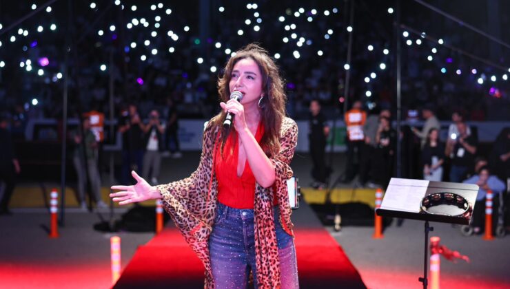 Öykü Gürman binlerce seyirciye unutulmaz bir gece yaşattı.