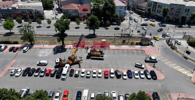 Vinçler sahaya indi:Tren rayları yeraltına alınıyor…