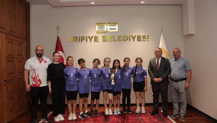 İl Birincisi Voleybol Takımından Başkan Karakullukçu’ya Ziyaret