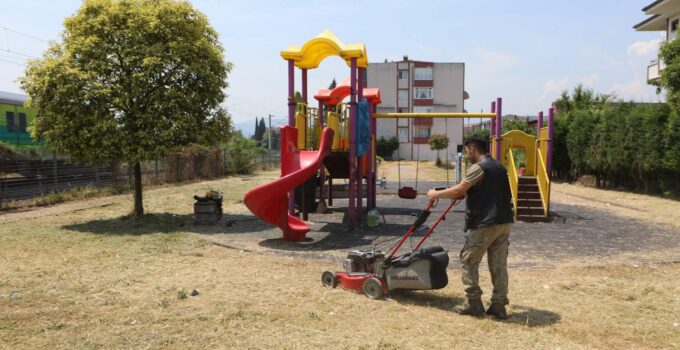 Arifiye’de Park ve Bahçeler Ekipleri Yaz Mesaisine Hız Verdi