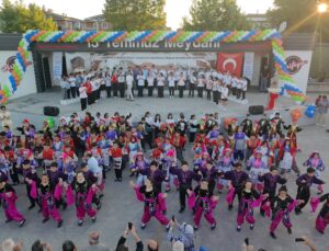 Bekir Sıtkı İlkokulu’ndan muhteşem Halk Oyunları Şenliği:Başkan Karakullukçu’da oynadı.
