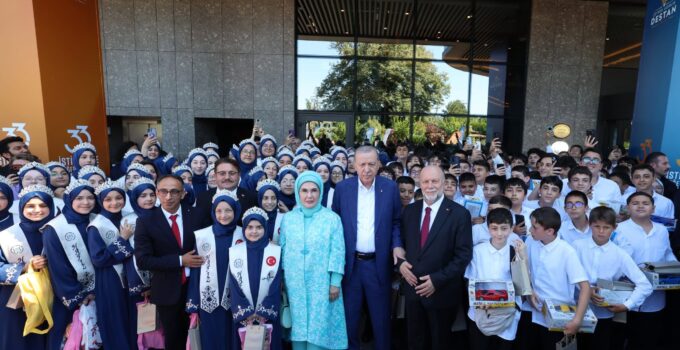 Cumhurbaşkanı Erdoğan icazet alan hafızları Sapanca’da kabul etti.