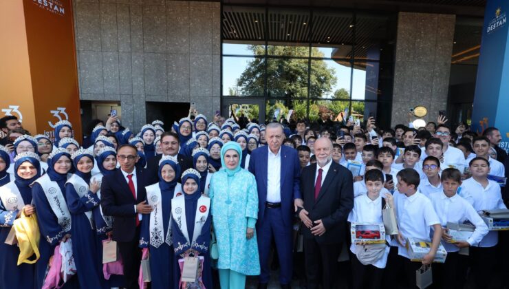 Cumhurbaşkanı Erdoğan icazet alan hafızları Sapanca’da kabul etti.