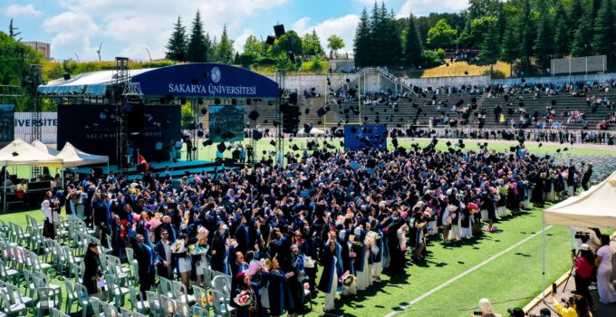 SAÜ’de 4 fakülte daha mezunlarını uğurladı