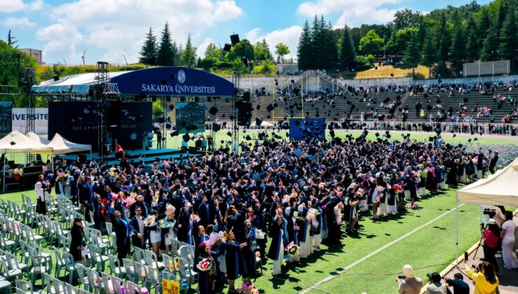SAÜ’de 4 fakülte daha mezunlarını uğurladı