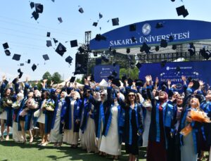SAÜ’de Mezuniyet Heyecanı ve Gururu Coşkuyla Başladı