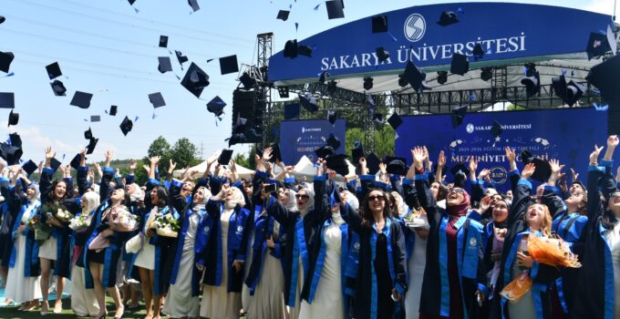 SAÜ’de Mezuniyet Heyecanı ve Gururu Coşkuyla Başladı