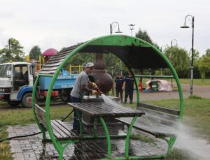 Arifiye Belediyesinden Gölbaşı Park’ta Temizlik Çalışması