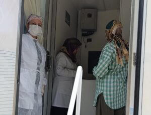 Arifiye’de Mamografi çektiren kadınlar teşekkür ve teşvik ettiler