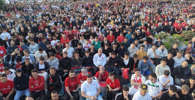 24 yıl sonra meydanlarda yürekler Milli Takım için çarptı