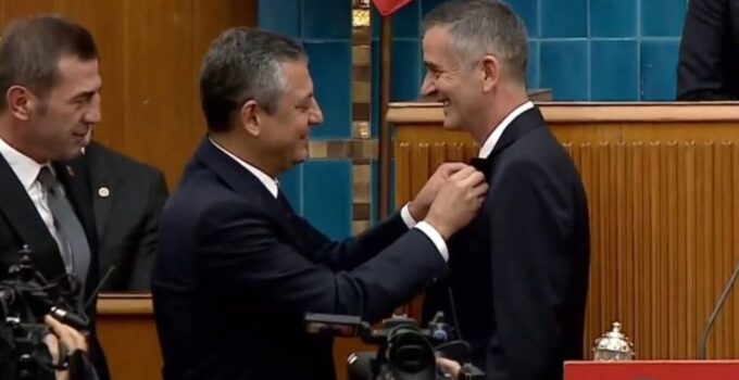 Sakarya Milletvekili Ümit Dikbayır, CHP’den istifa etti.