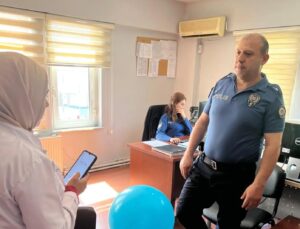 Polis memurlarına tek ayak üzerinde denge testi!
