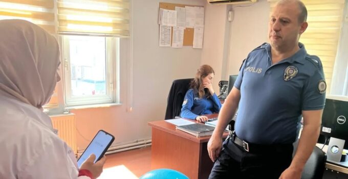 Polis memurlarına tek ayak üzerinde denge testi!