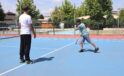 Çocuklar yaz tatilinde kortlarda buluştu