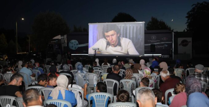 Arifiyeliler açık hava sineması keyfi yaşadı.