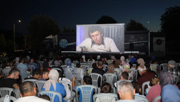 Arifiyeliler açık hava sineması keyfi yaşadı.