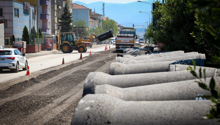 Arifiye Atatürk Caddesi’nde altyapı mesaisi hız kazandı