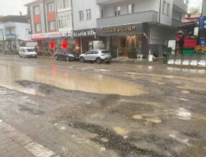 Vatandaştan haklı tepki:3 kilometre yolu bitiremediniz!
