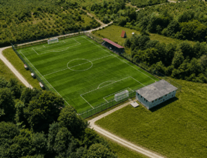 Arifiye Kışlaçay’daki mevcut futbol sahaları FIFA standartlarında yenileniyor.