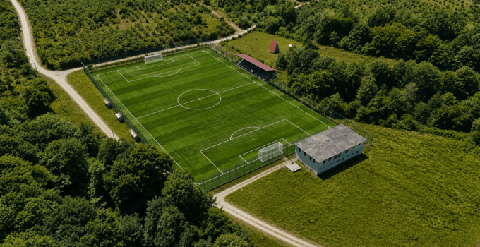 Arifiye Kışlaçay’daki mevcut futbol sahaları FIFA standartlarında yenileniyor.